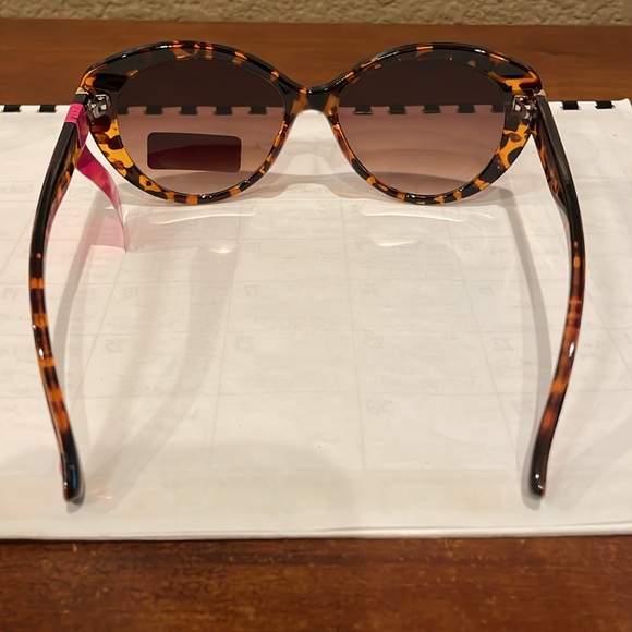 NWT Betsey Johnson Tortoise Sunglasses - Picture 4 of 5